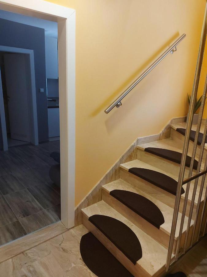 Apartments Sara 斯拉汀 外观 照片